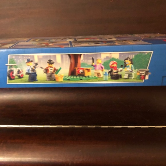 LEGO CITY EMERGENCY VEHICLES HQ 60371 - Picture 3 of 4